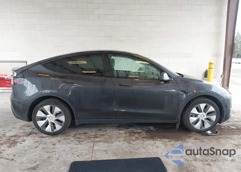 2024 Tesla Model Y Long Range Dual Motor All-Wheel Drive z USA, uszkodzony, nr VIN 7SAYGDEE5RF074414